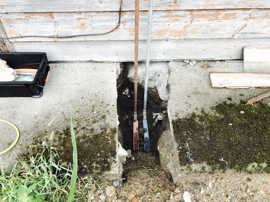 古民家の水道配管工事を開始 2 配管の接続 立ち上げとカバーの取り付け