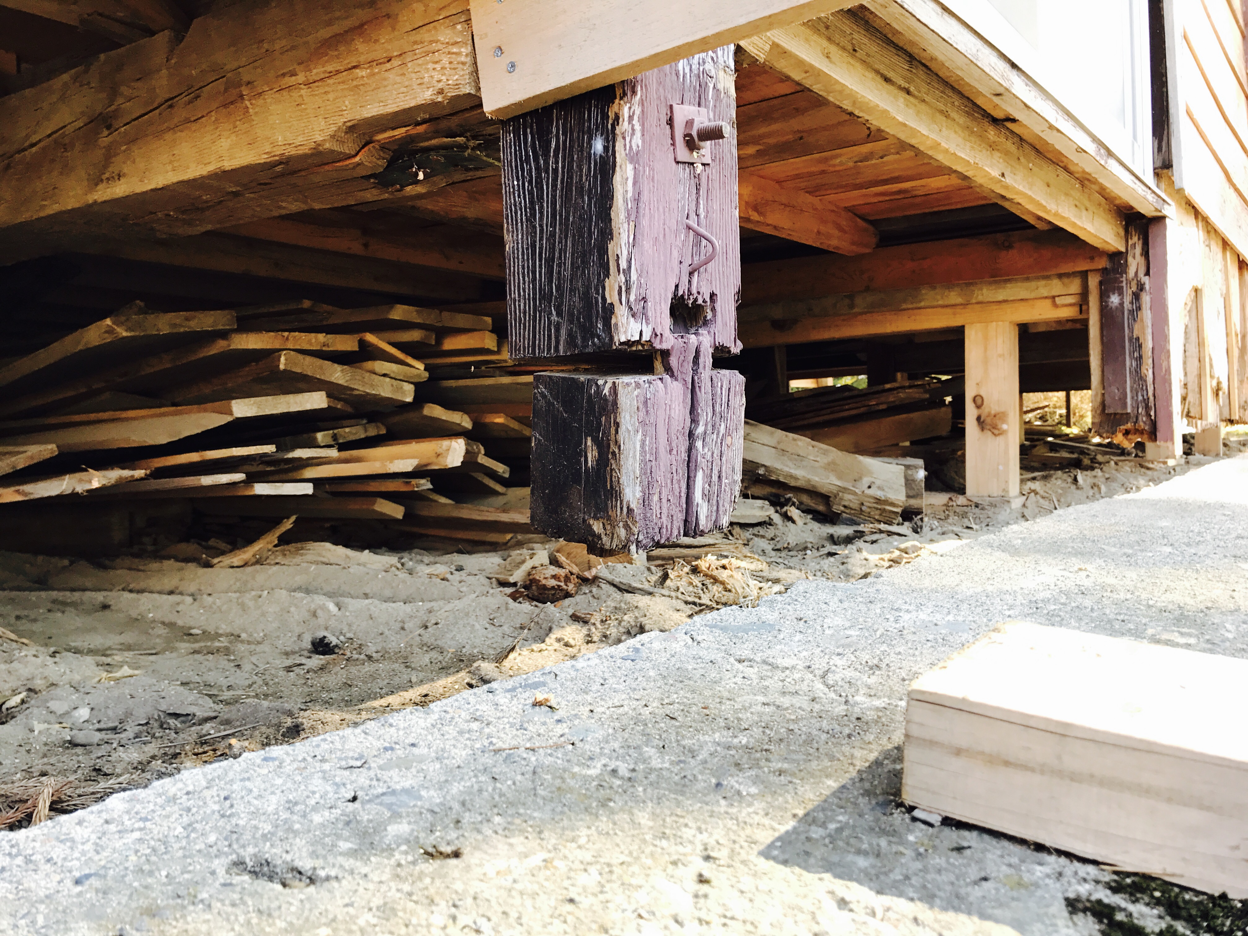 ジャッキアップで古民家を持ち上げる