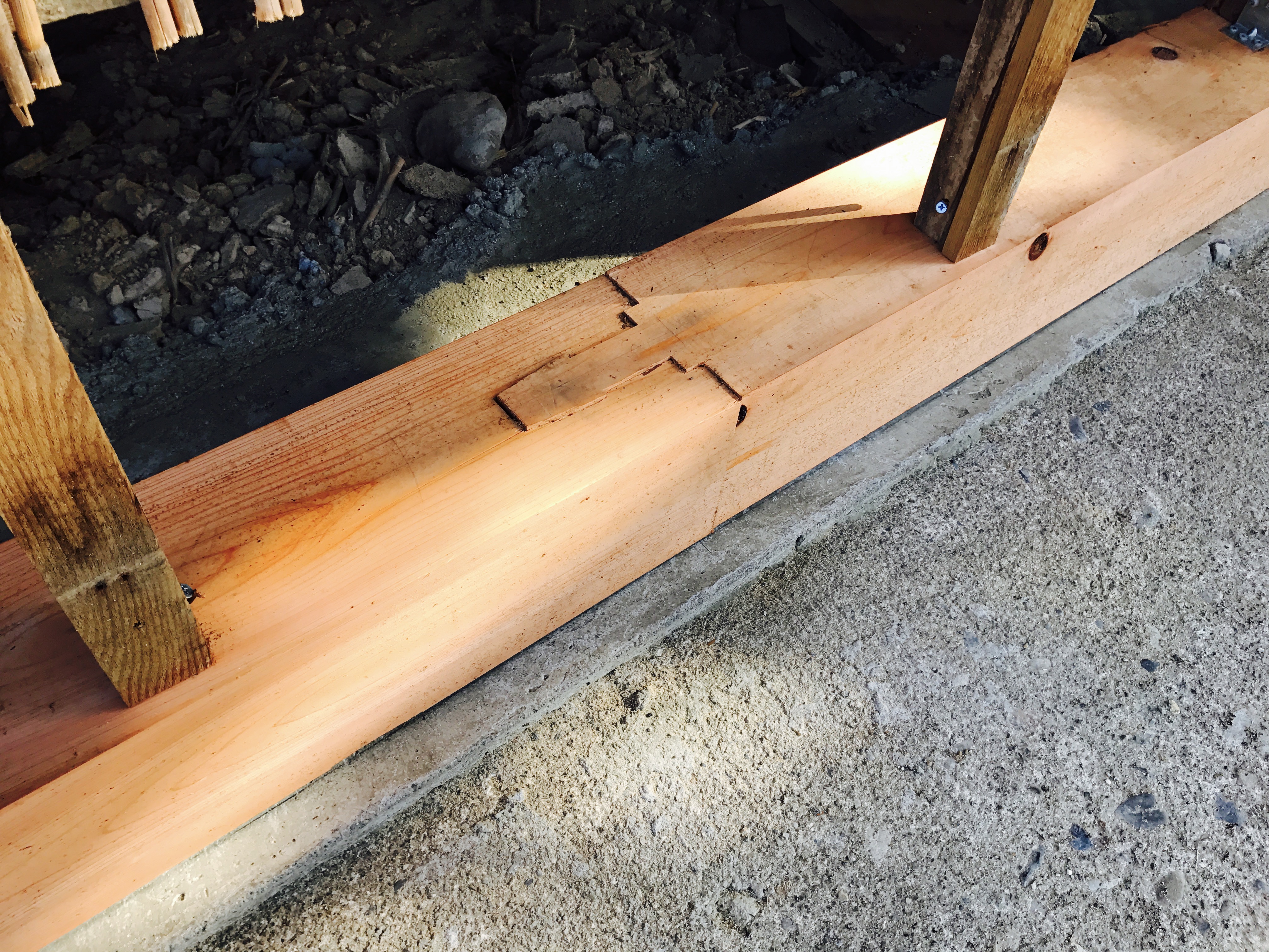 大工技術で古民家の柱と土台を補修