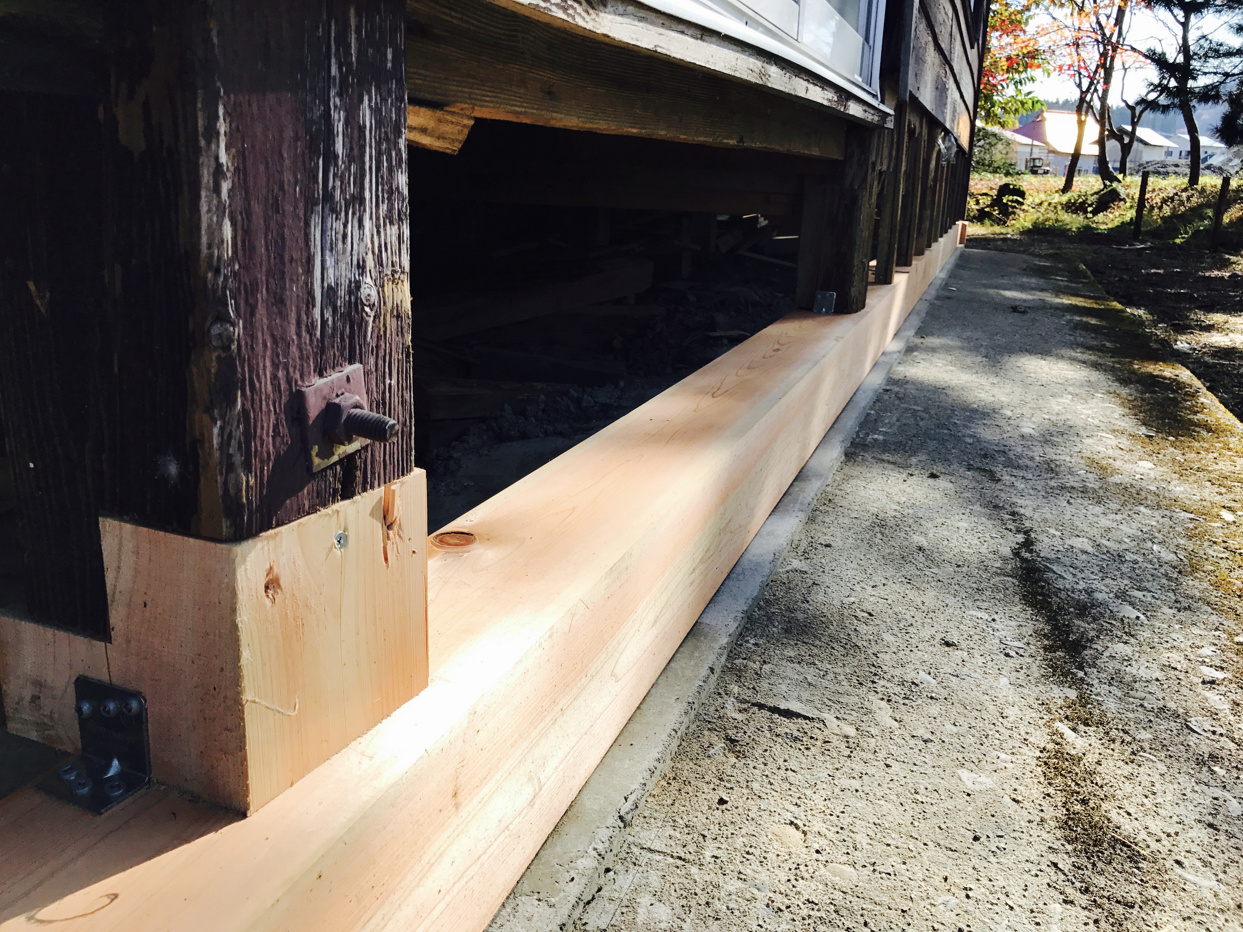 大工技術で古民家の柱と土台を補修