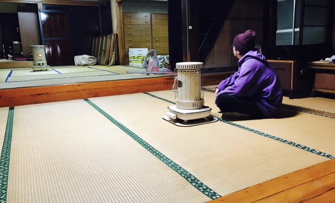 古民家の構造が見えて来る 造り付けの棚の取り外し