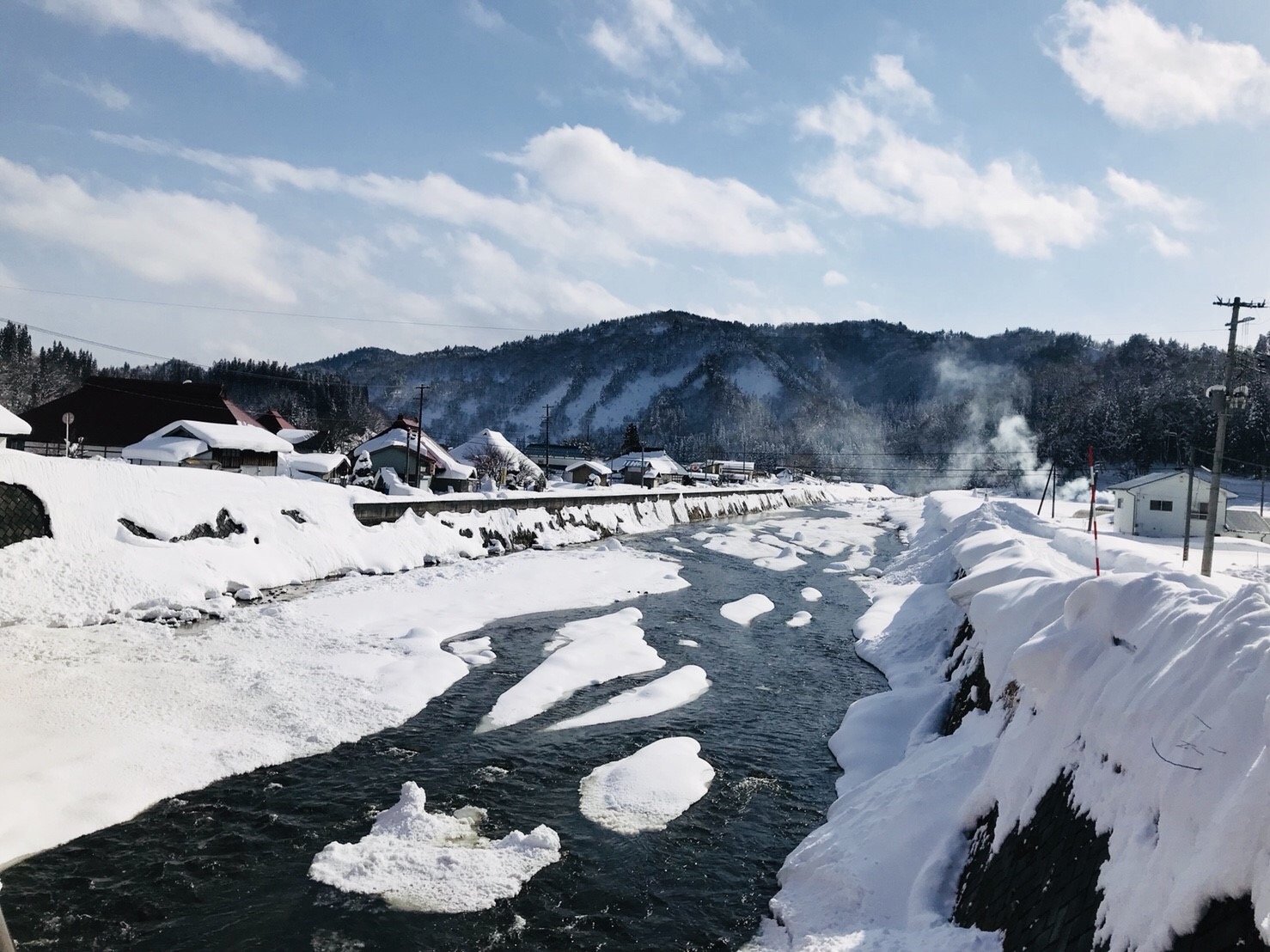 冬の昭和村野尻川の雪景色