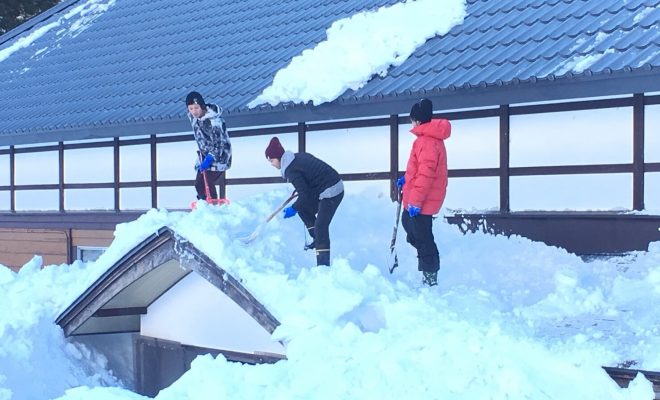 地上と屋根の雪が繋がるとヤバイ 屋根の雪下ろしは複数人で