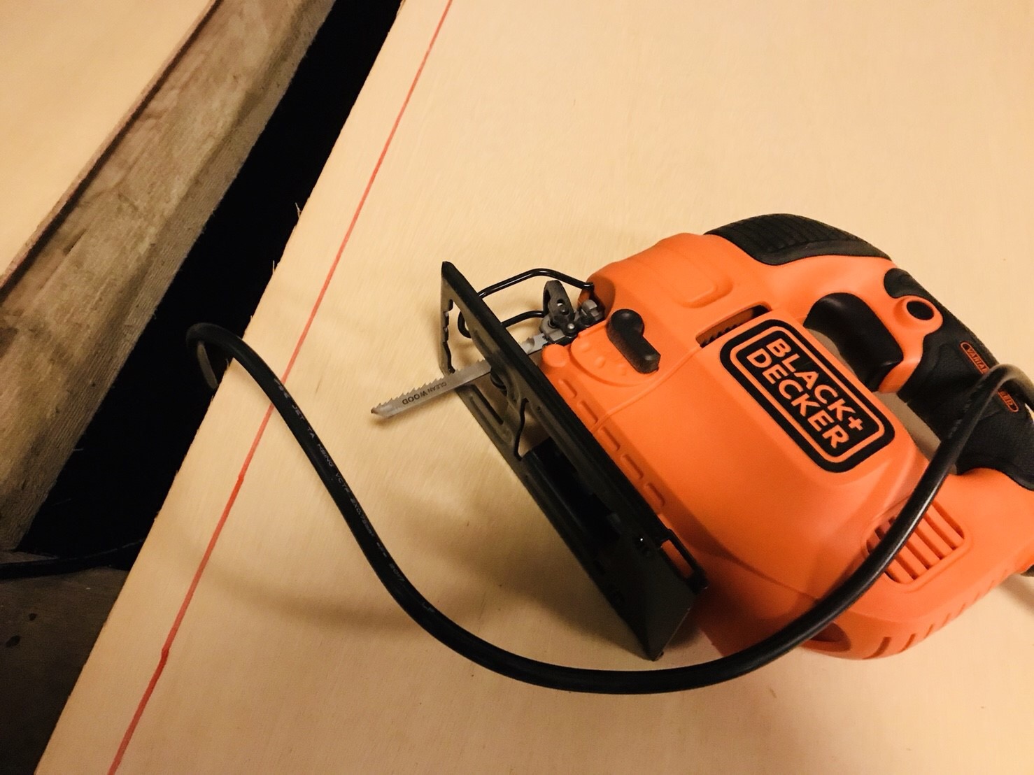 床の張り替えに使う道具　電動ノコギリ