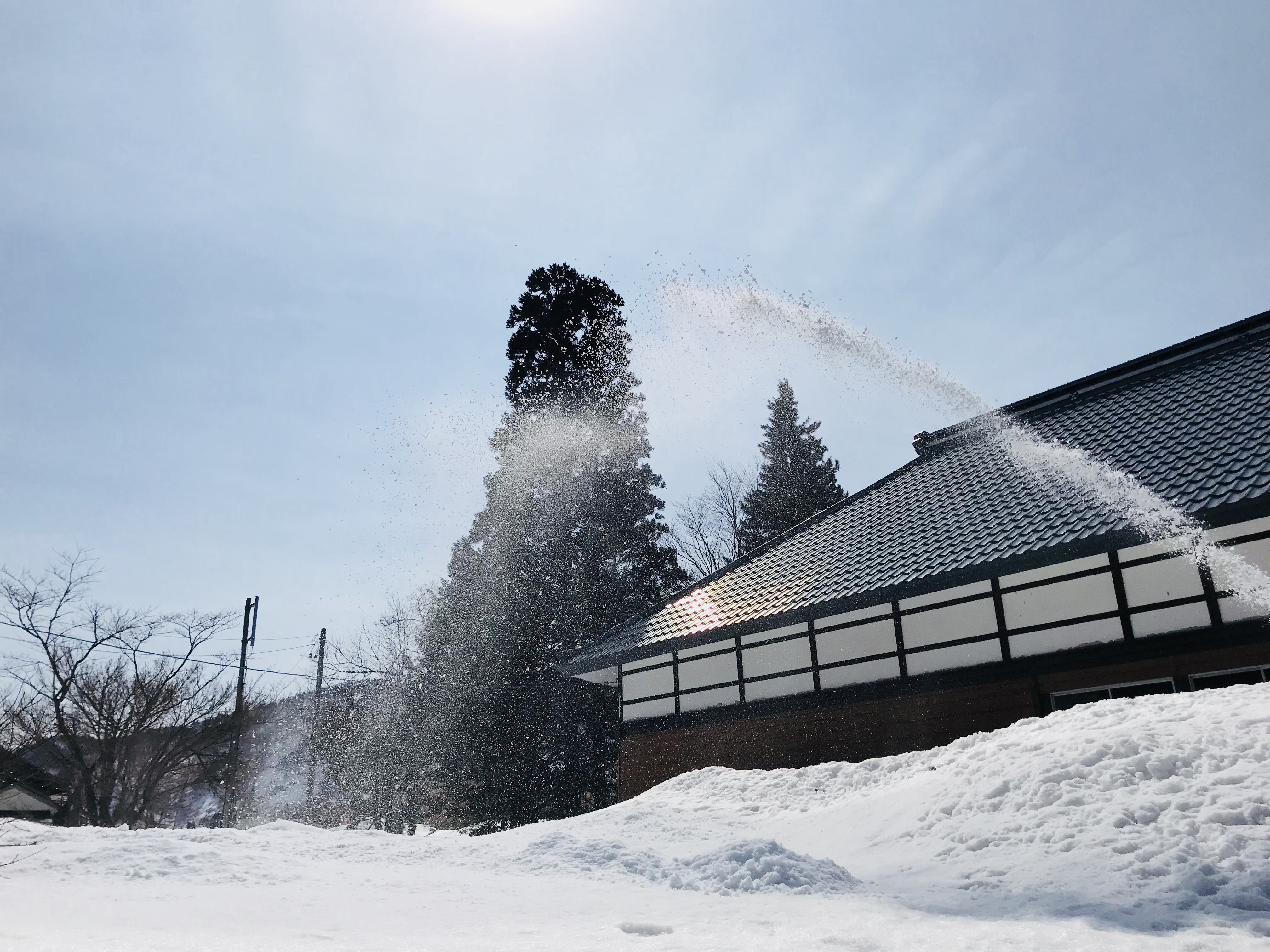 除雪機を使った除雪作業