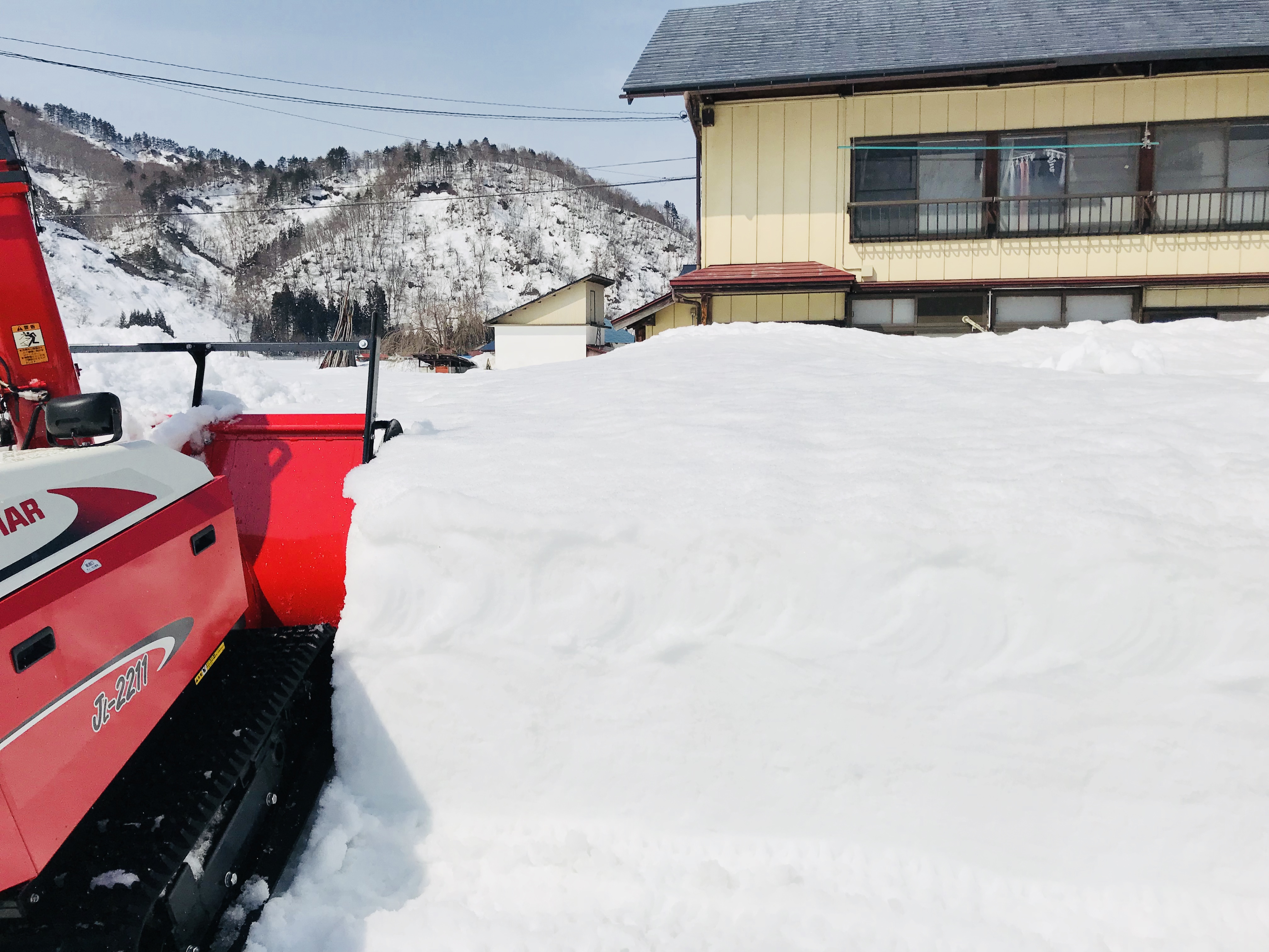 SHARE BASEの離れへの除雪作業