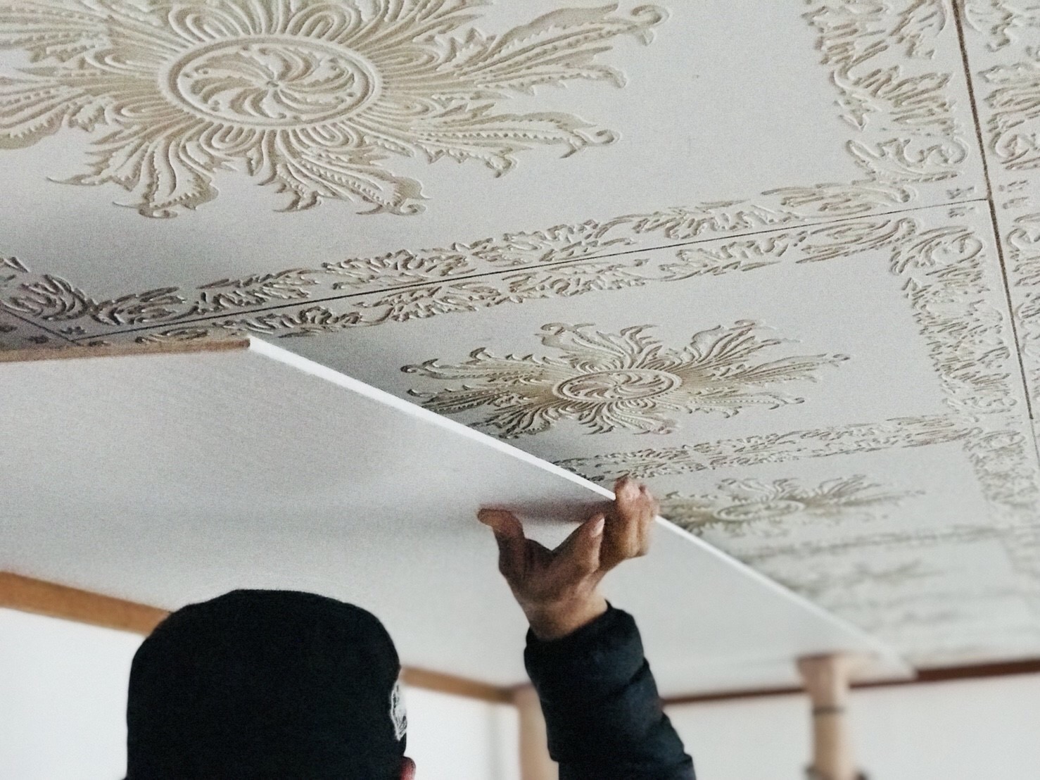 天井をdiyで簡単に模様替えをする方法 天井に化粧合板を貼るとどうなるか