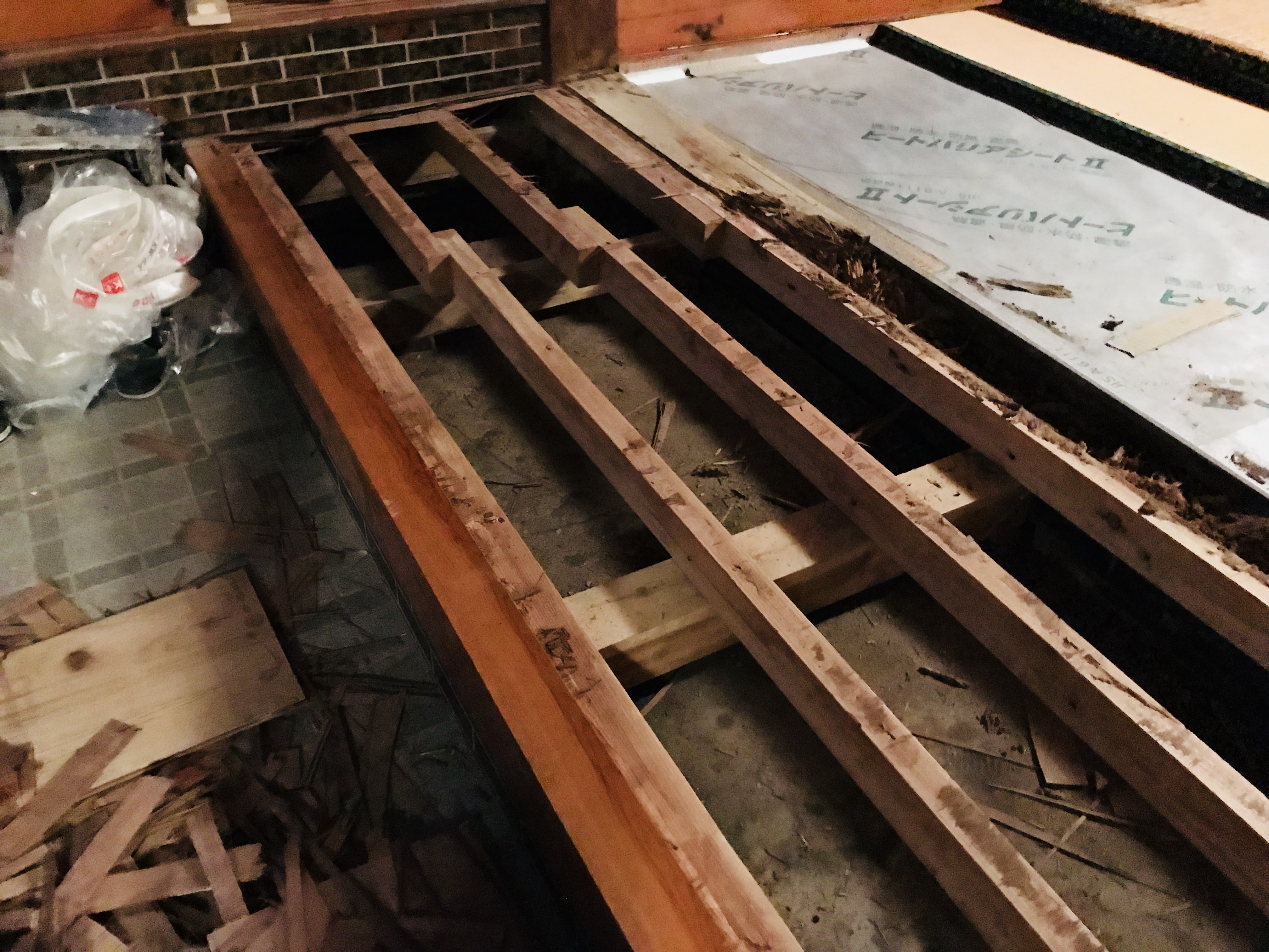 古民家の玄関の床板改修