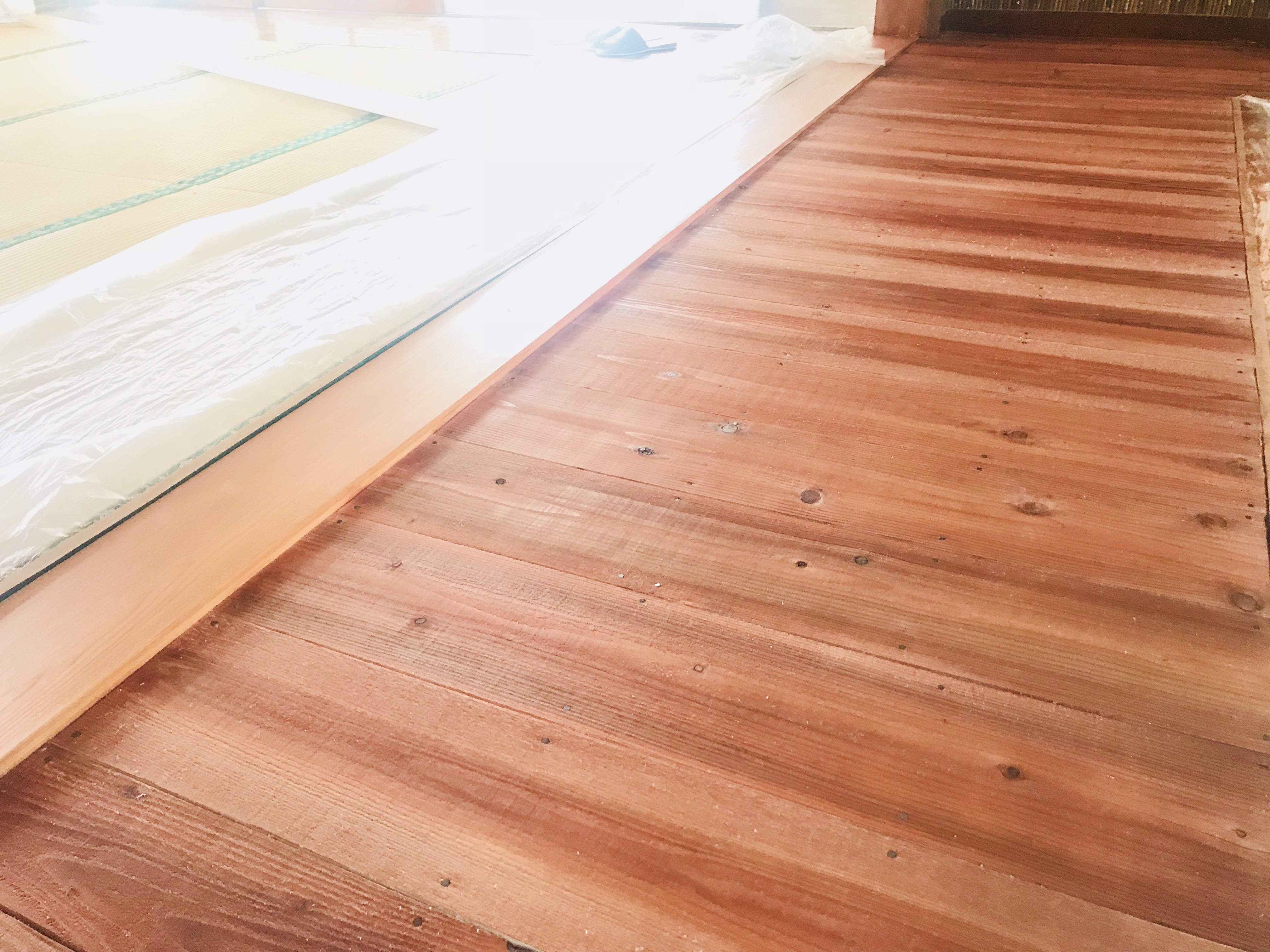 古民家の床を柿渋と蜜蝋で塗装
