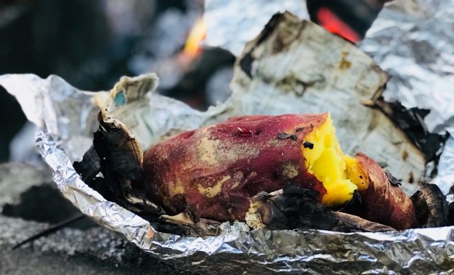 ホクホク感がたまらない 落ち葉を集めて焚き火でつくる 秋の美味しい焼き芋