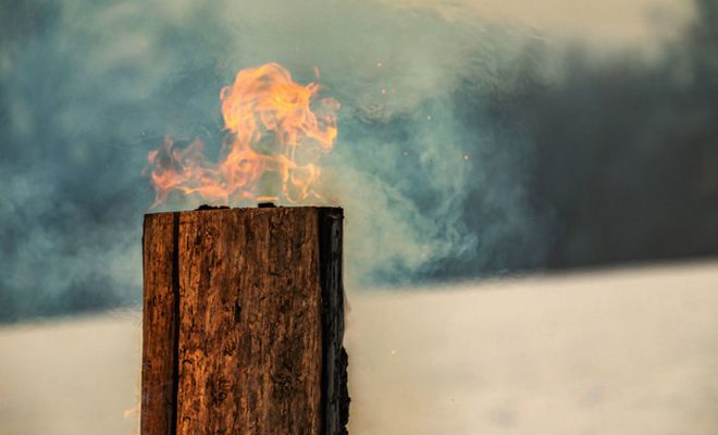 北欧伝統のおしゃれな焚き火 スウェーデントーチ 美しい炎でワンランク上のキャンプナイトを