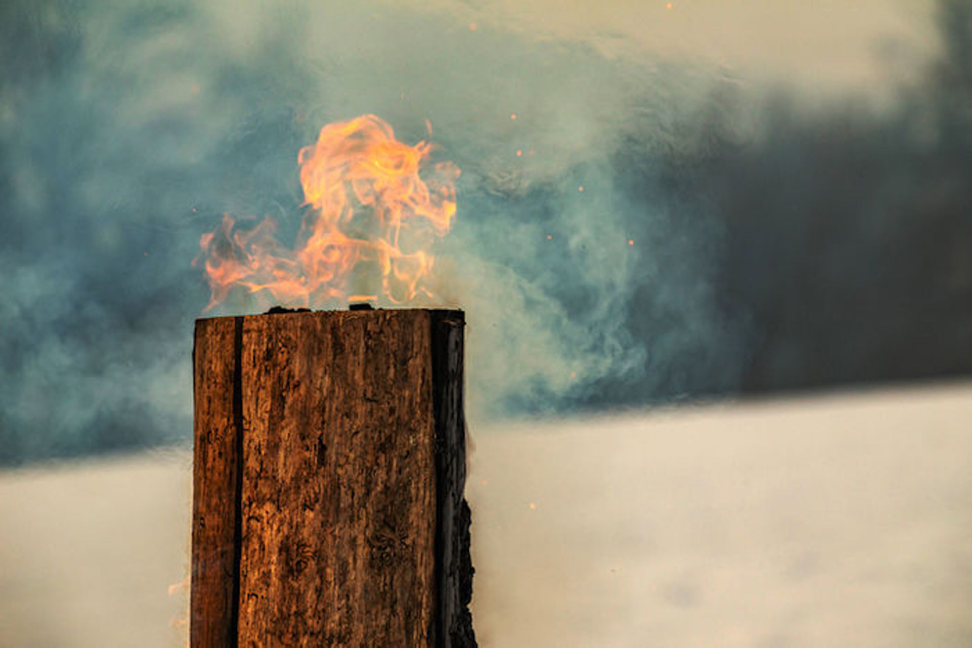 北欧伝統のおしゃれな焚き火 スウェーデントーチ 美しい炎でワンランク上のキャンプナイトを