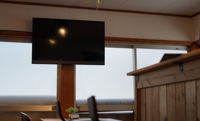 Bestekの壁掛け金具を使って 壁掛けテレビ をdiy設置 ついに Share Base 昭和村 にテレビがやってきた