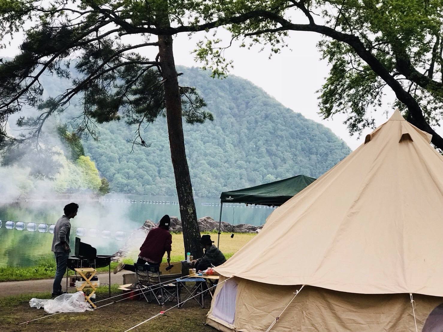 沼沢湖でキャンプ