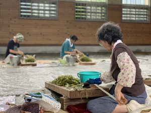 昭和村の夏の風物詩『からむし引き』。昔ながらの手作業で伝統を繋いでいく美しい姿とは!?