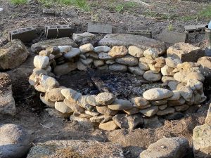 ファイヤーピットをDIY！石を使って庭に焚き火スペースを作る！#2
