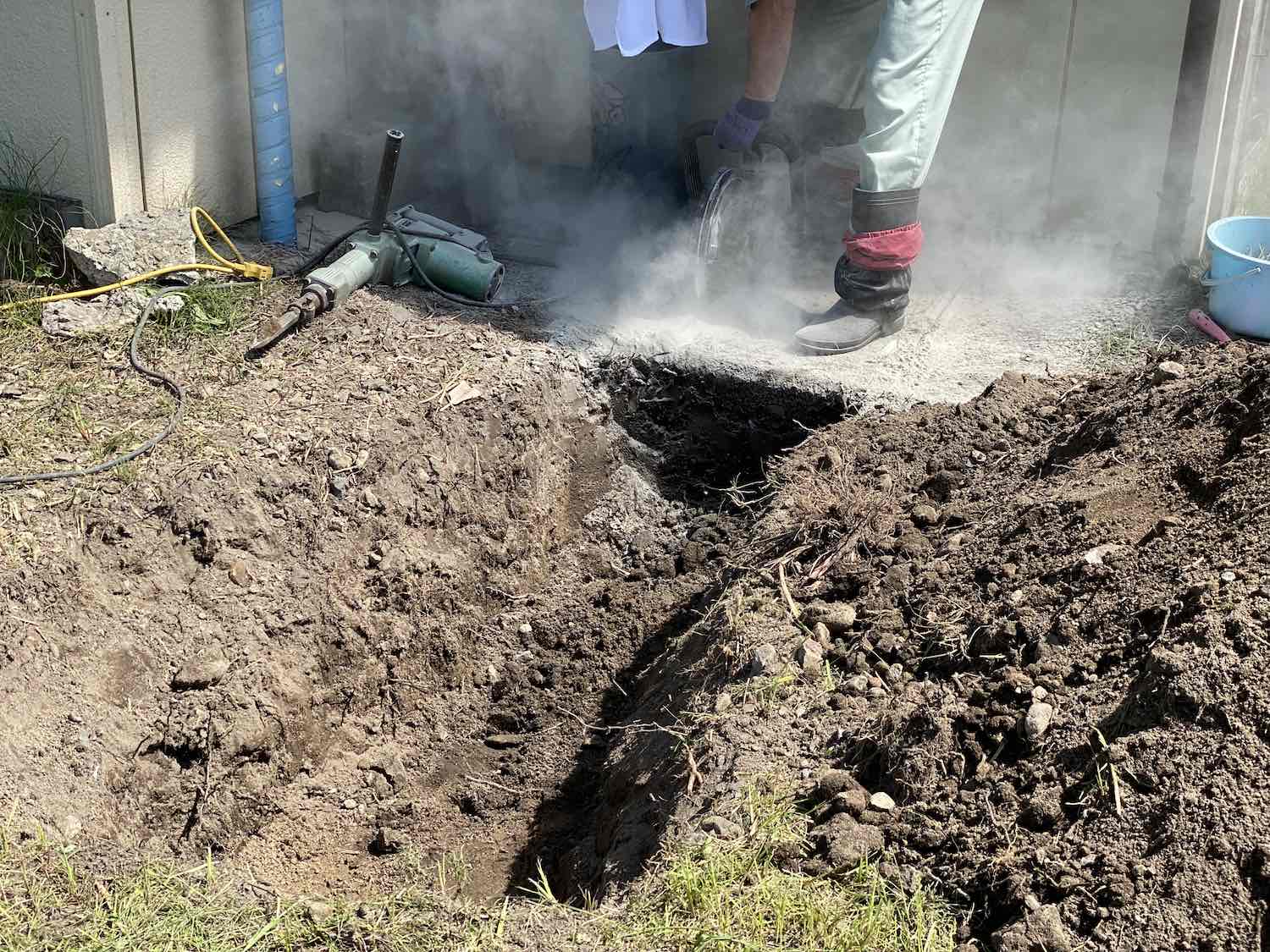 コンクリートを破壊！ 地中の水道管から地上に管を立ち上げて設置。