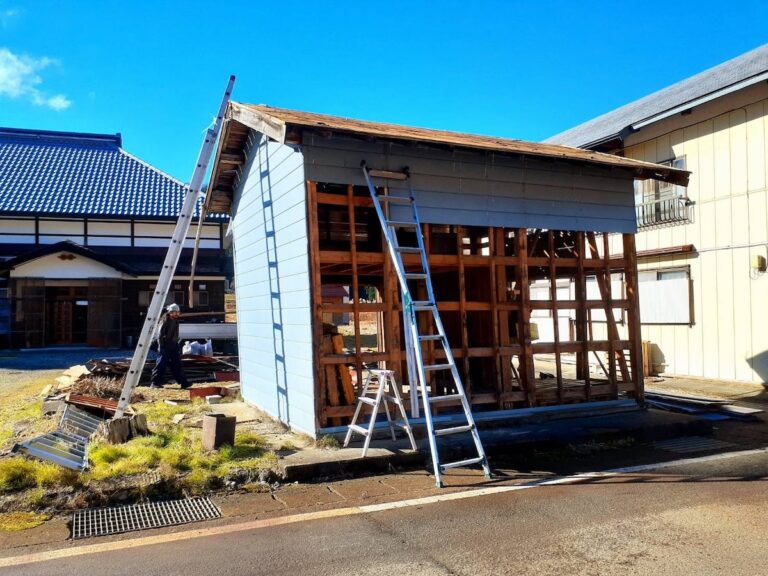 雪で潰れるその前に。SHARE BASE 昭和村の小屋を解体！