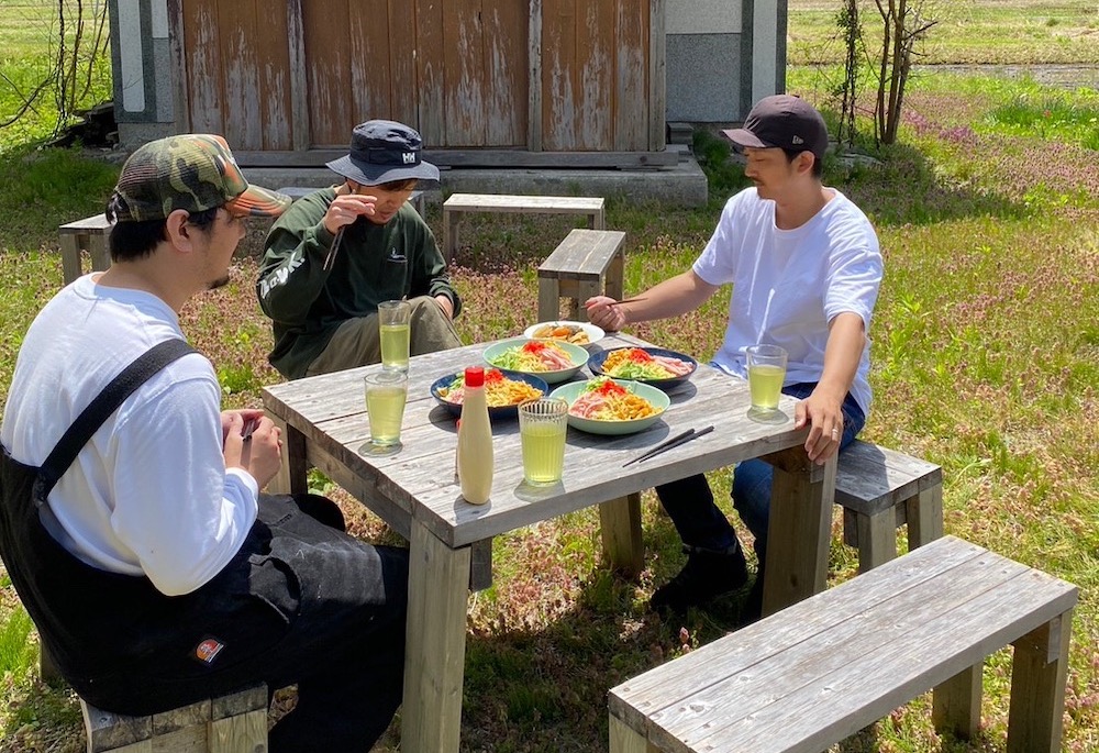 お昼は裏庭でランチ。作業はあと少し！