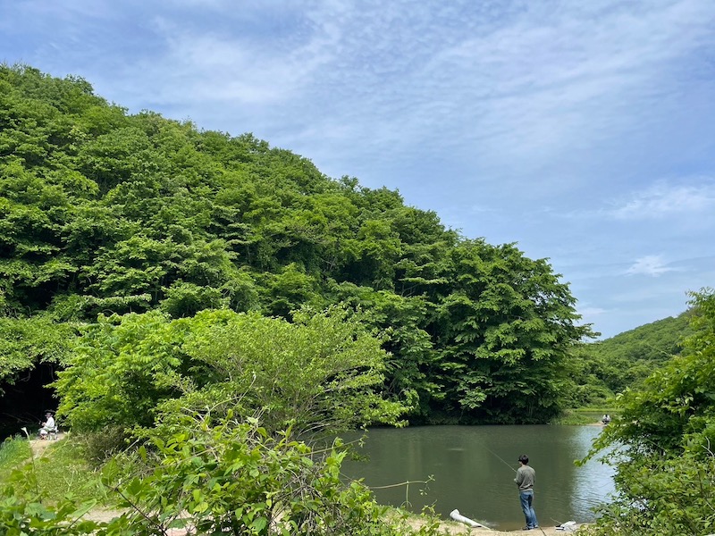 エリア周辺は釣り人にぎわう管理釣り場！