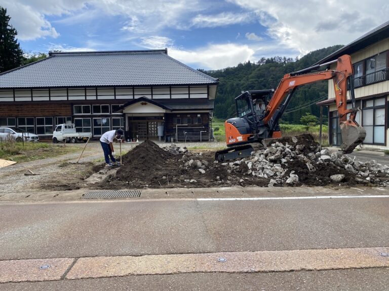 雪で潰れるその前に。SHARE BASE 昭和村の小屋を解体！〜基礎解体編〜