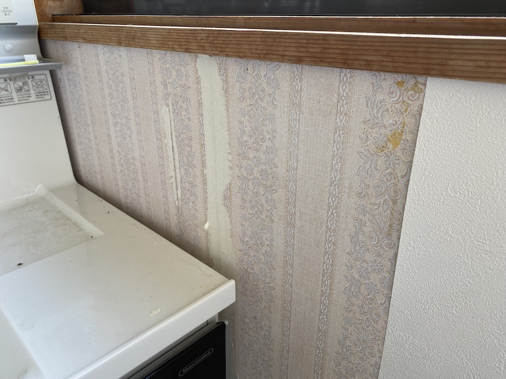洗面所の剥がれた壁紙補修！DIYでキッチンパネルを貼って湿気に強い壁に！