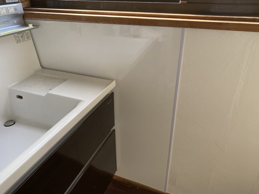 洗面所の剥がれた壁紙を補修！DIYでキッチンパネルを貼ってみよう！