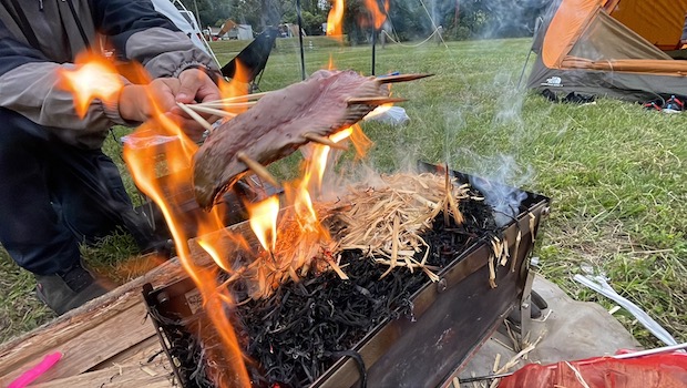 コツ② 多めの藁で豪快に素早く焼き上げよう！