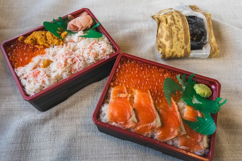 「金歳堂　北のおにぎり工房 かな」の、北海道の新鮮な海の幸を贅沢に使った海の幸づくしのお弁当。