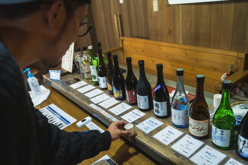 種類豊富な日本酒の中からいくつか選択して飲み比べができる。もちろん気に入ったものは購入も可能。