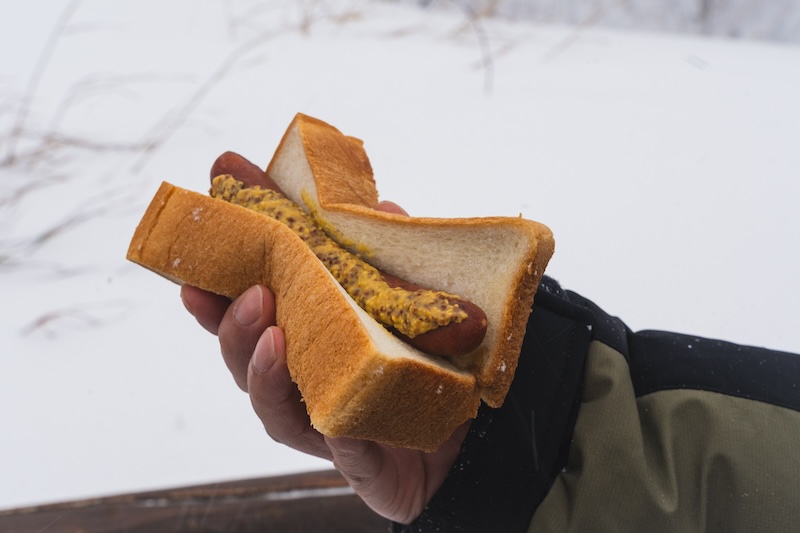 a朝ごはんは北海道小麦のパンに、鹿肉のソーセージをサンドしたオリジナルのジビエサンド。