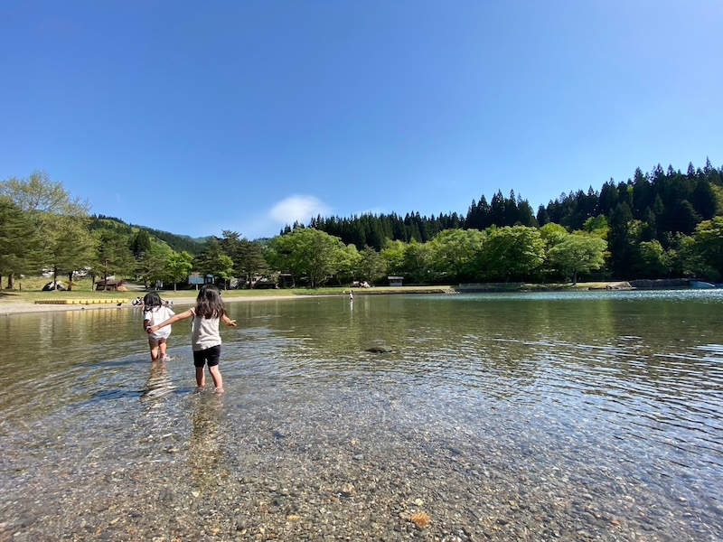 SHARE BASE 昭和村から車で30分ほどにあるカルデラ湖「沼沢湖」。キャンプ場が併設されていて、夏は湖水浴客で賑わいます。海とは違った快適さと、秘境感溢れるロケーションにきっとあなたもハマるはず。