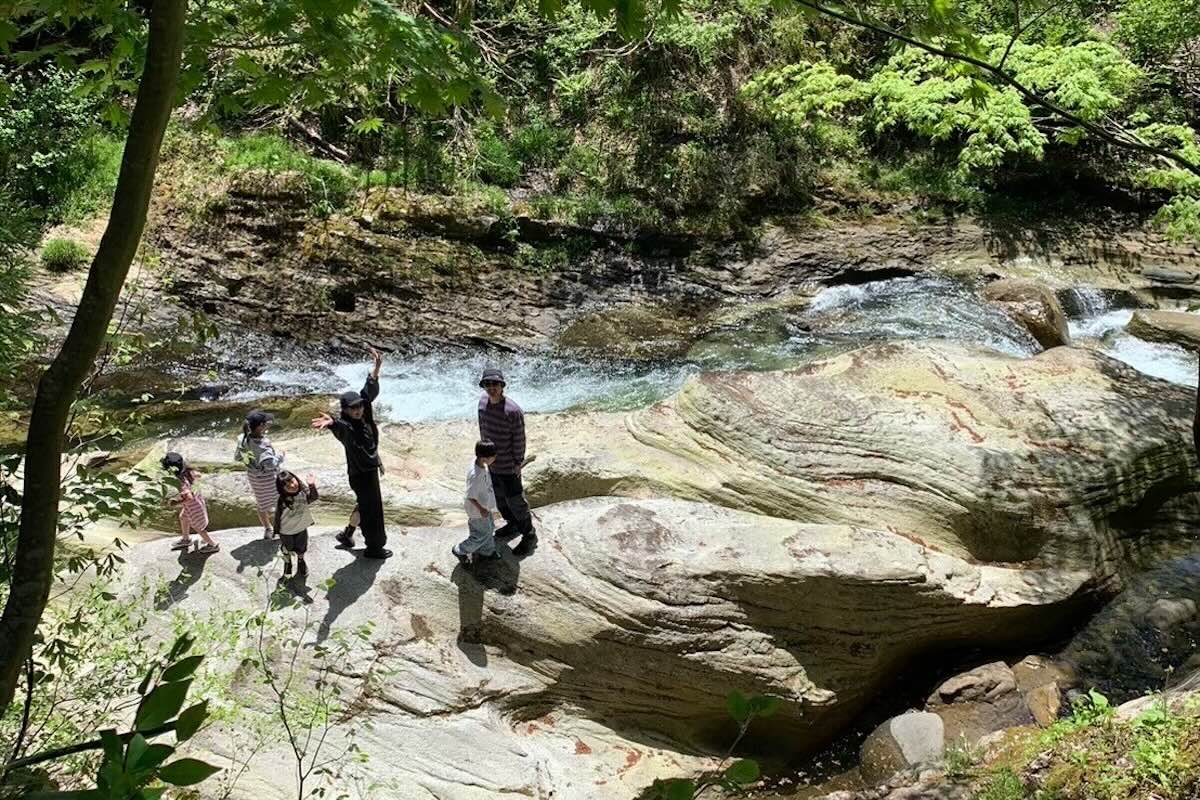 滝沢川のおう穴郡。大迫力のおう穴が目の前で楽しめる！