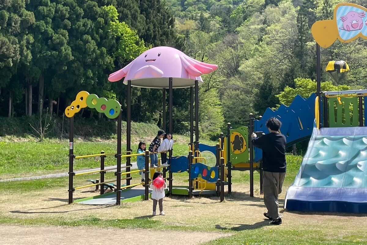 湿原の帰りに、道の駅にあるラッキー公園で少し運動。こうした遊具を子供たちは決して見逃さない。