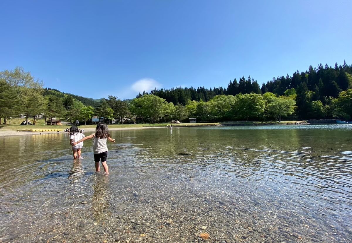 【沼沢湖キャンプ場】浅瀬が続く湖水浴ができるキャンプ場。SUPやカヌーを持ち込んで遊のもOK。