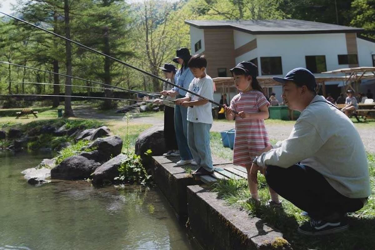 いわなを釣ってその場で食べられる！ 子供達も大喜びの釣りスポット「いわなの里」。