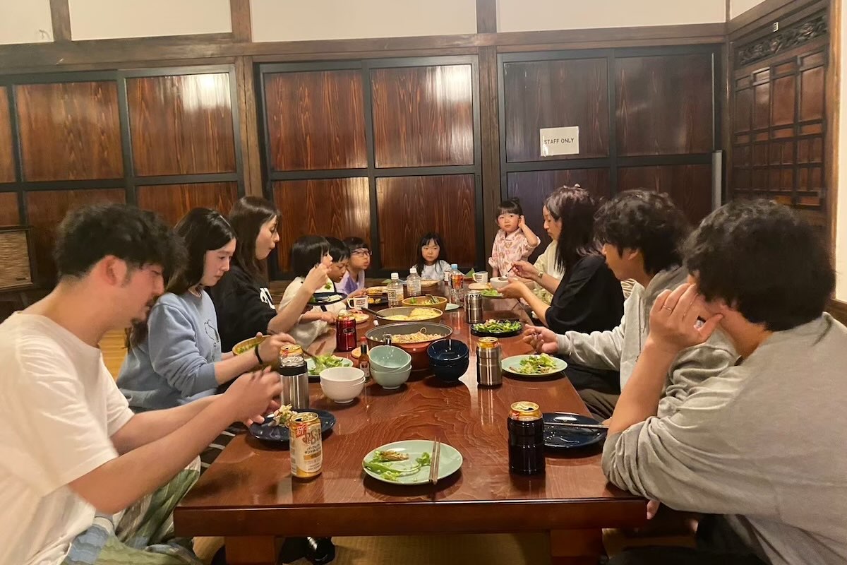 まるで大家族さながらの大広間での宴会。都会では味わえない温かい雰囲気が味わえる。
