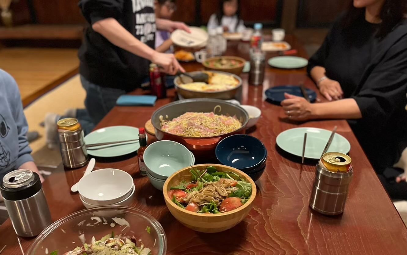 まるで大家族さながらの大広間での宴会。都会では味わえない温かい雰囲気が味わえる。