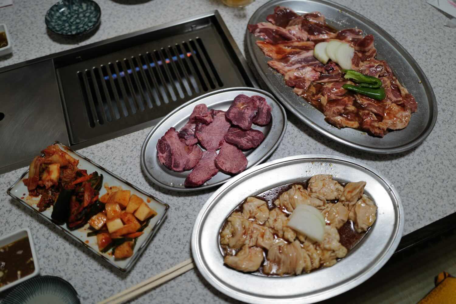 香楽園の上質な肉をビールで流し込み、移動の多かった1日目の疲れを癒した。