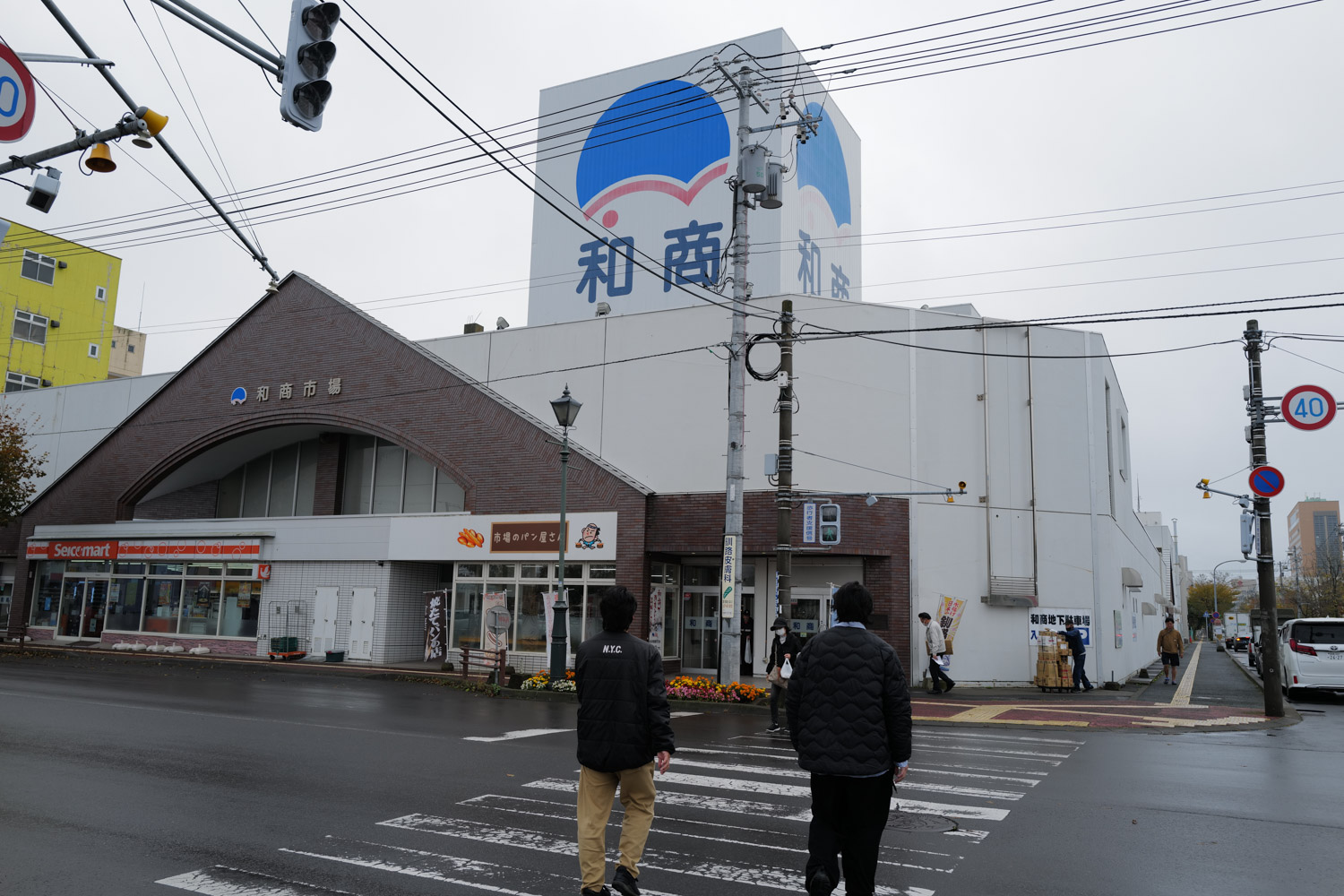 【DAY3 10:20】和商市場に到着！平日でも活気あふれる市場を散策。<