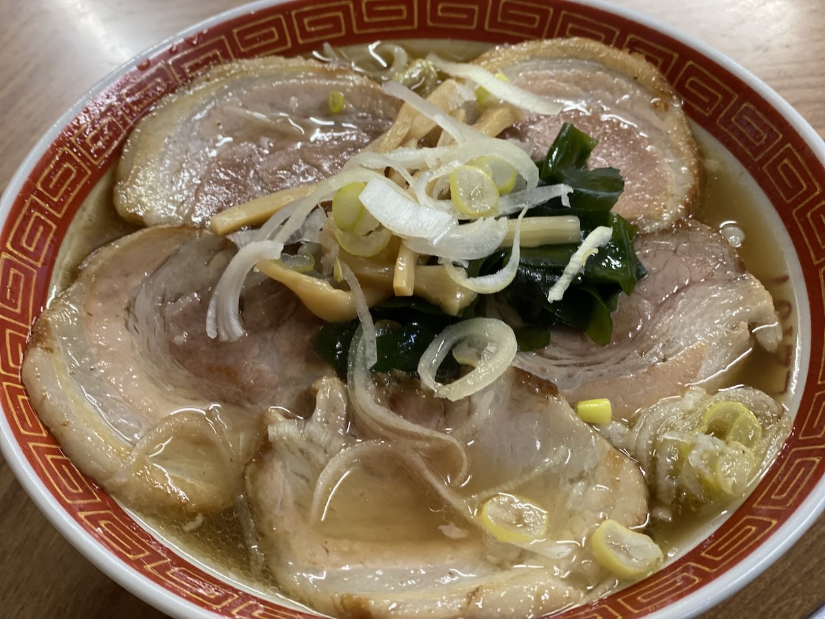 煮込みカツ丼、ソースカツ丼は言わずもがな人気だが、チャーシュー麺、焼きそばなどの麺類のファンが多い。