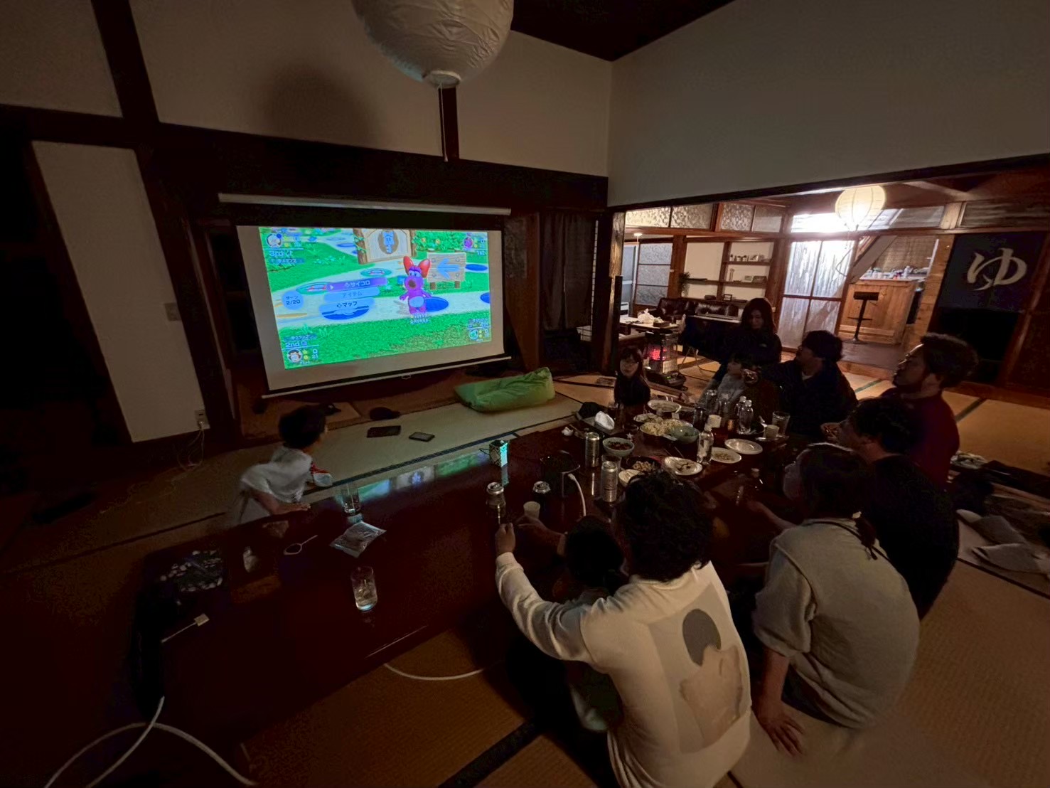 プロジェクターで100インチ大画面。ゲームも、自分のアカウントでログインすれば映画もサブスクも楽しめる